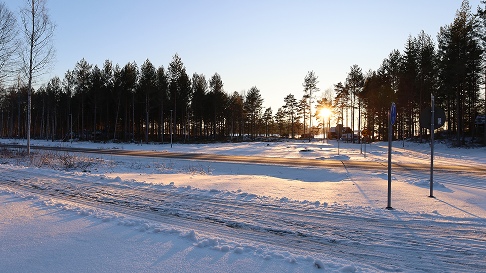 Foto på tomter på Kastelletvägen i Södra Hovmantorp. Tomterna är snötäckta och i bakgrunden skymtar sjön Rottnen.